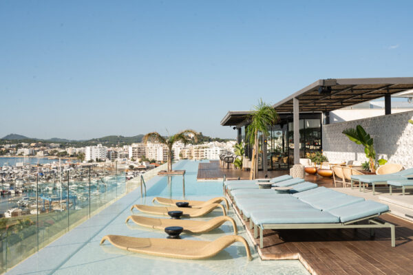 The World’s Best Rooftop Pools: Luxury Stays with Sky-High Views"